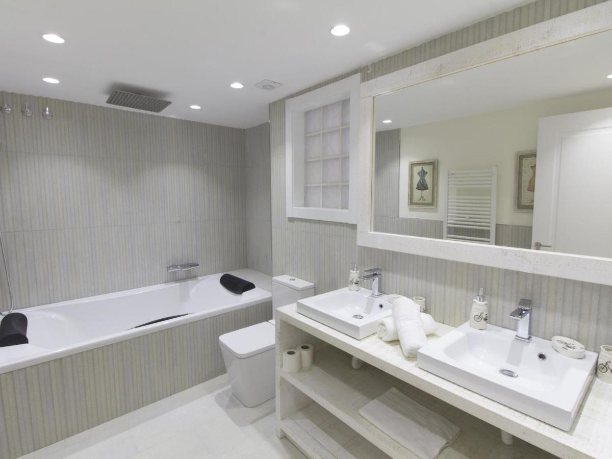 Sitges Spaces Mediterranean Apartments 5 Bedrooms, 4 Bathrooms, 75M2 Terrace, Centre Sitges- Sleeps 11 Ngoại thất bức ảnh